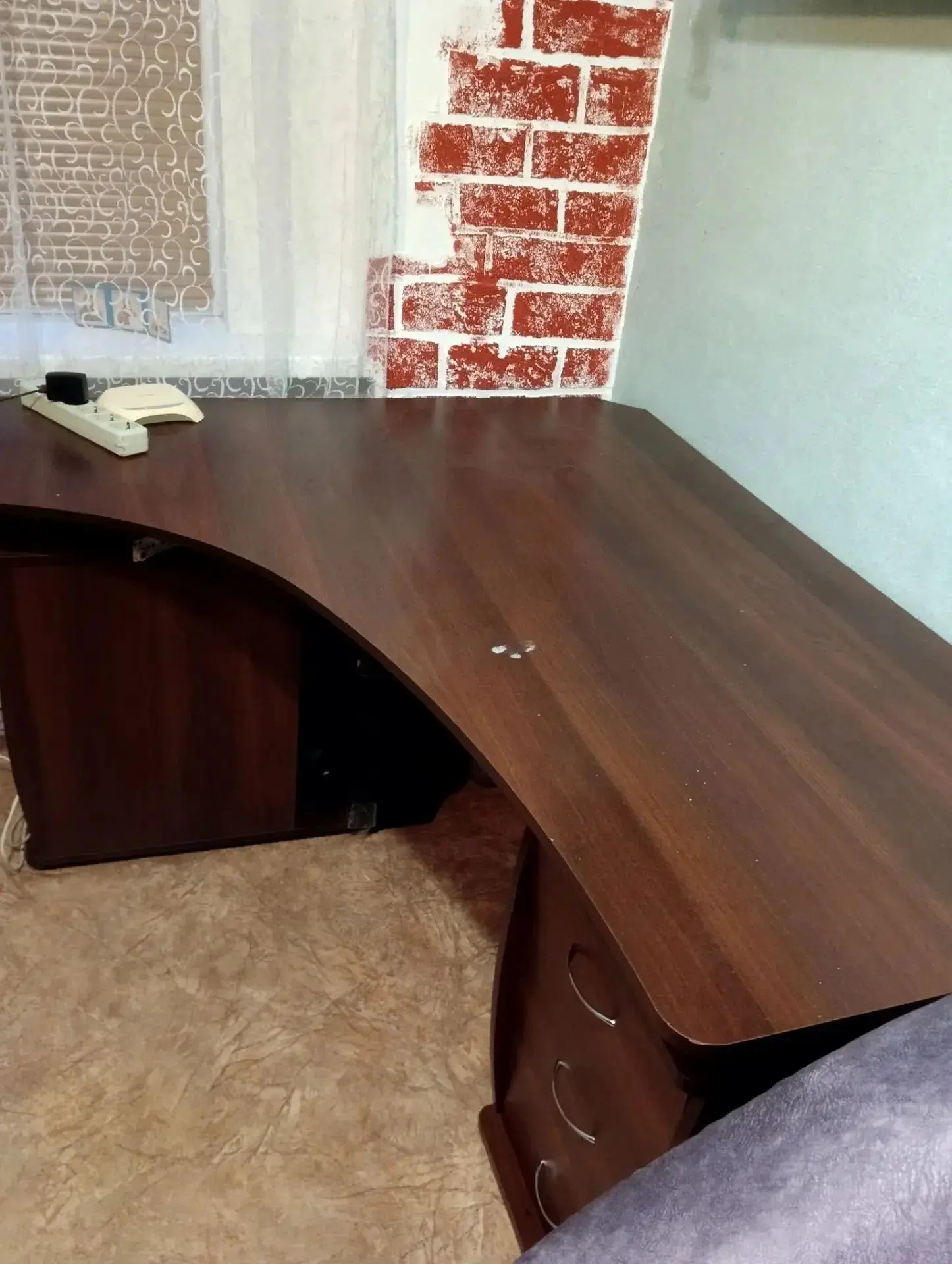 Продам письменный стол угловой 4000 руб/самовывоз /Донецк/+79494530476