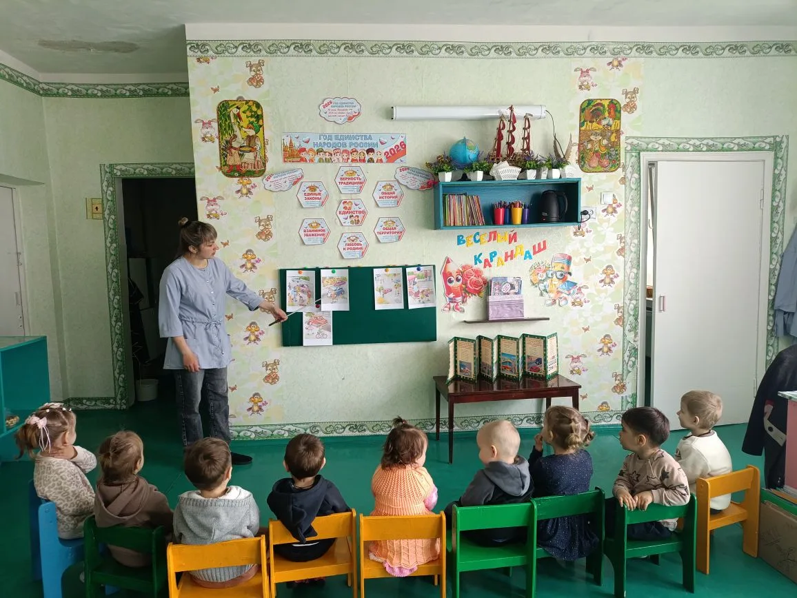 ✏️ Маленькие пешеходы из группы «Теремок»: как в ясельной группе проходят занятия по ПДД.