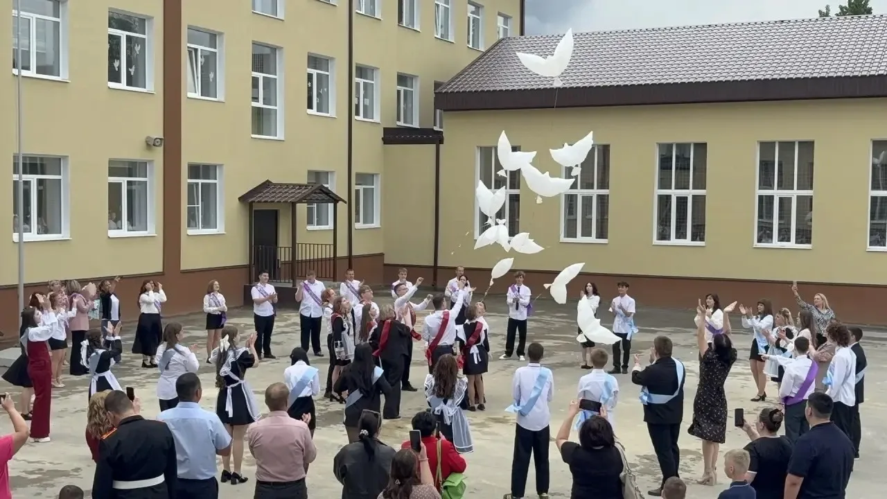 26 мая в школе состоялась трогательная линейка, посвящённая последнему звонку. Выпускни...