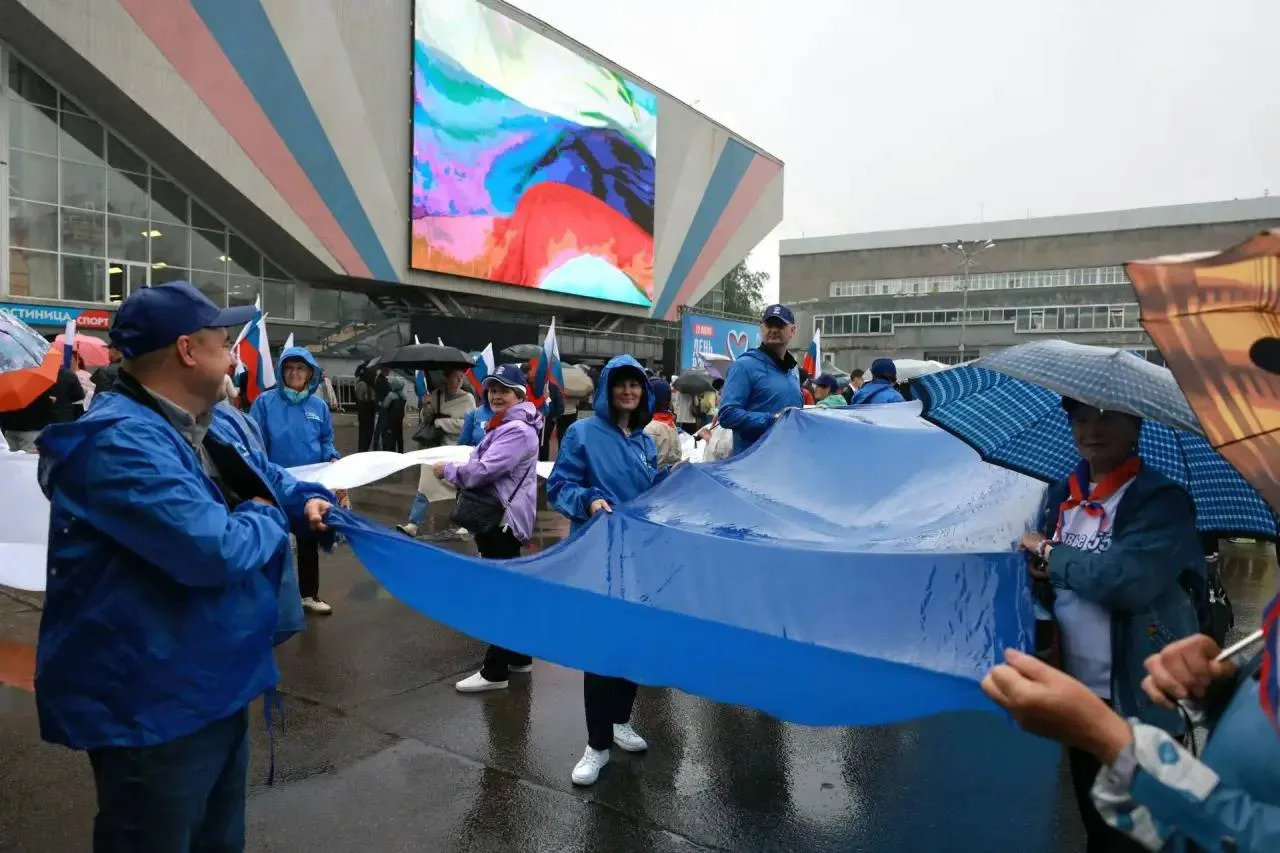 🇷🇺В Иркутске в День России развернули 50-метровый триколор

📷канал Игоря Кобзева