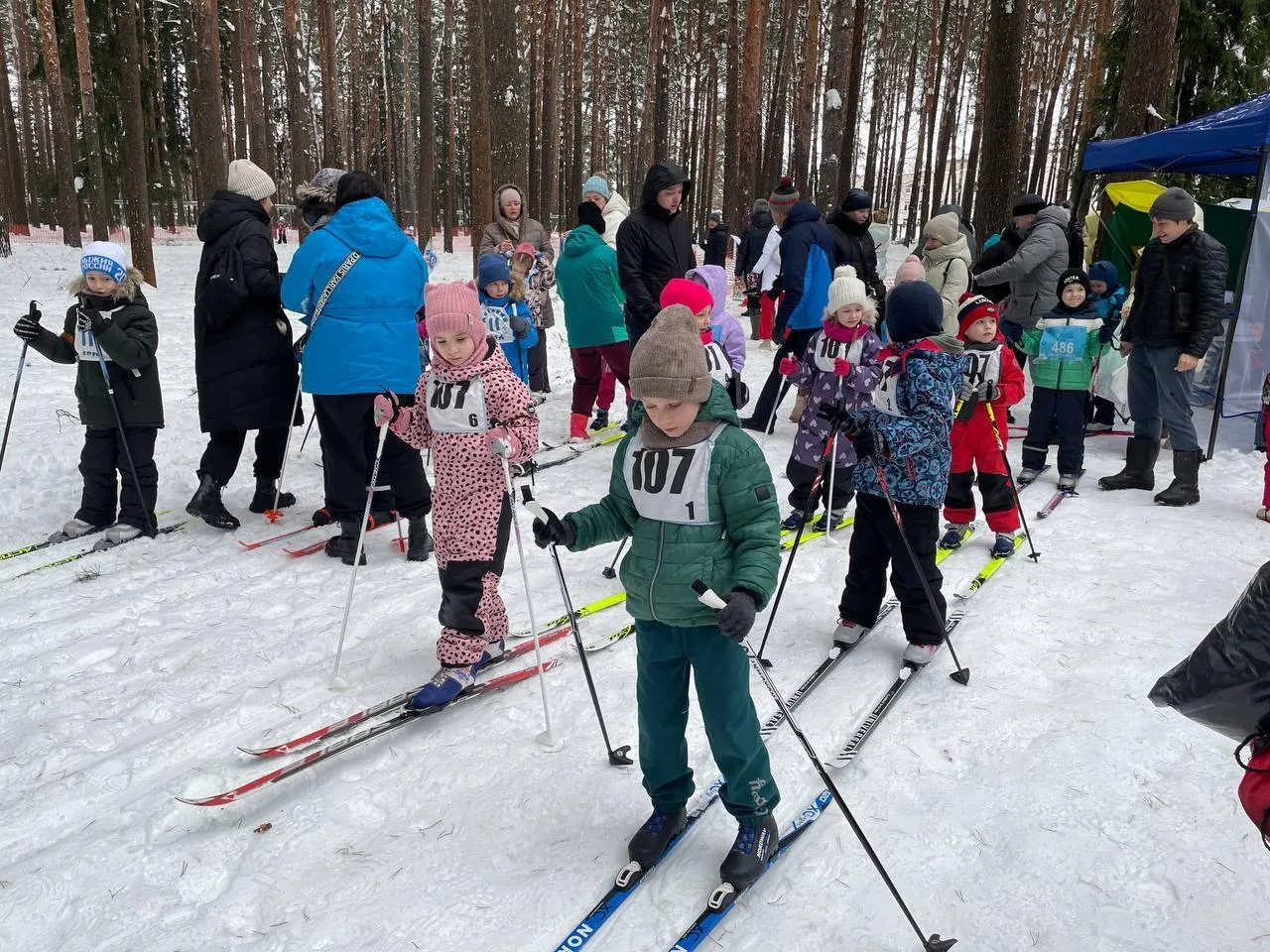 🟣 Захватывающие лыжные гонки: маленькие чемпионы на старте! ⛷️ 🏂❄️ Сегодня наши дошкольники, педагог