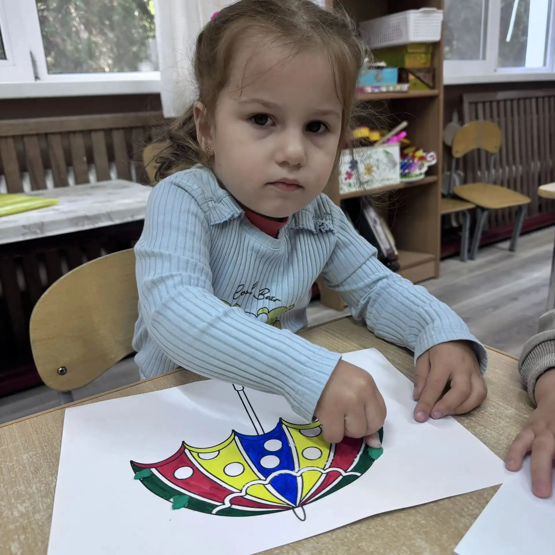 Наши маленькие воспитанники группы "Затейники" превратились в настоящих спасателей зонт...