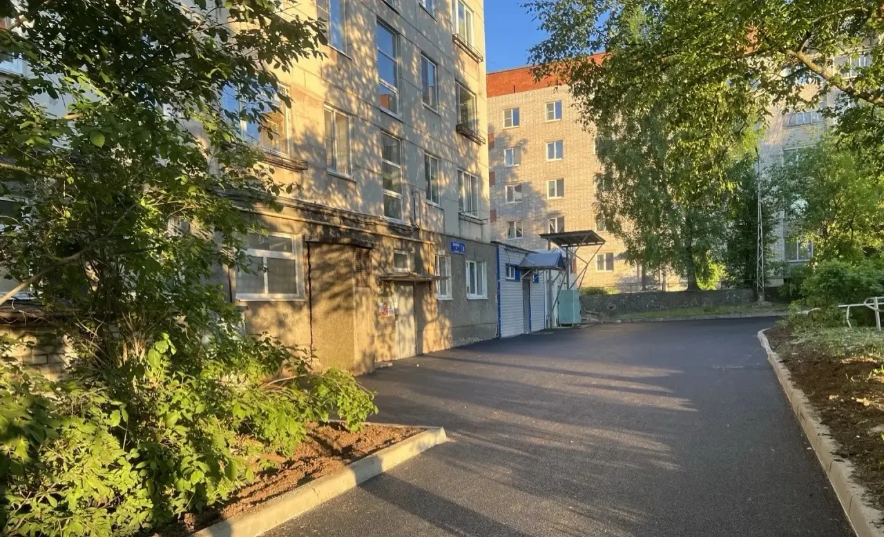С утра объехала дворовые территории, которые благоустраиваем этим летом 🚧

Рассказываю, как обстоят