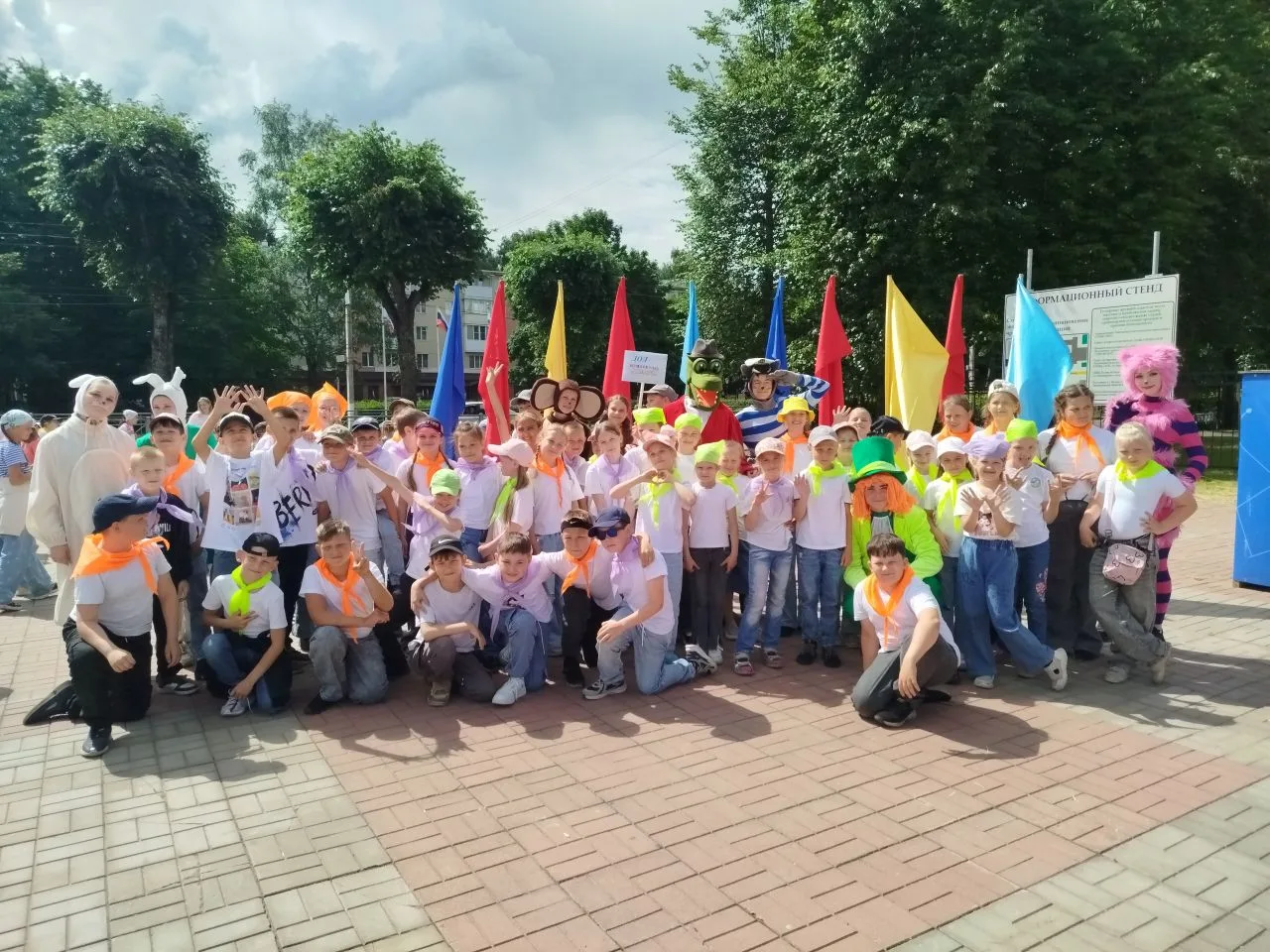💥День Дружбы — яркий финал лагерной смены! 

26 июня на Петровской площади прошёл особенный праздни