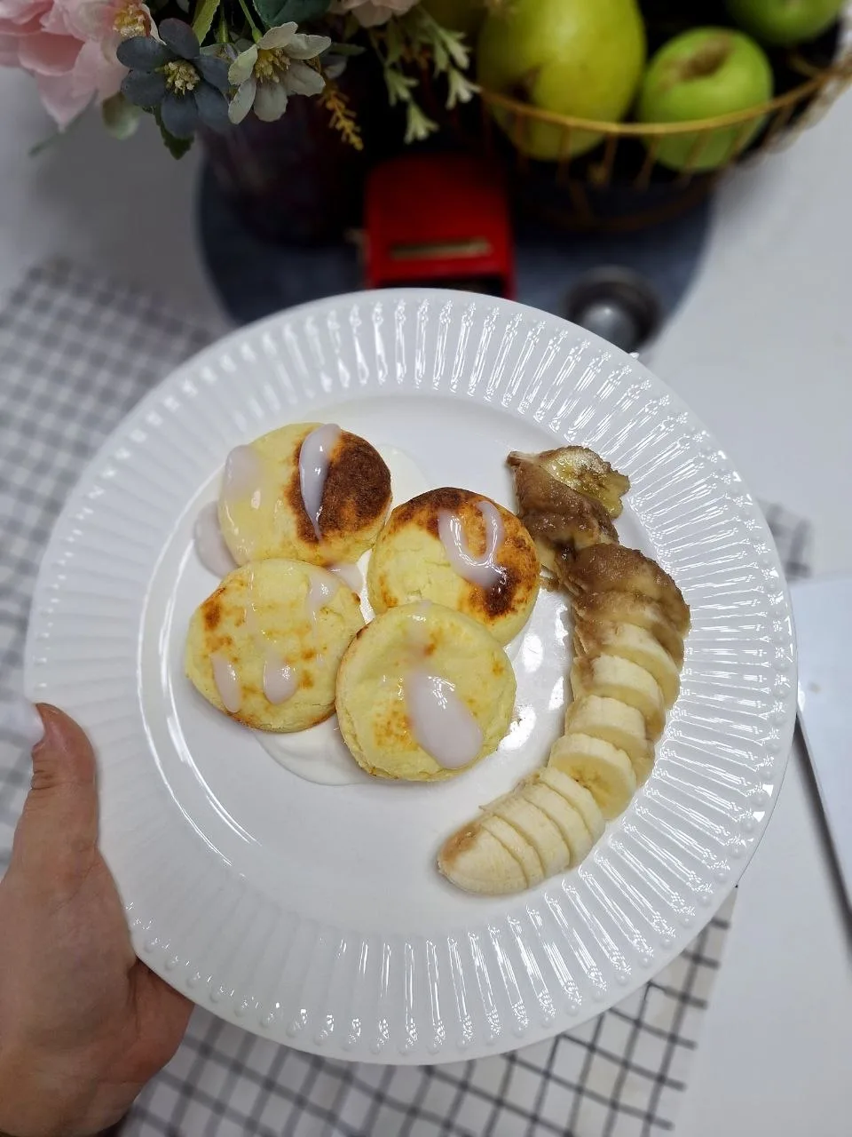 🍪"Похудательные" сырники

🤎 Берём пачку творога — 180 г (у меня обезжиренный).
🤎 Добавляем 1 яичн