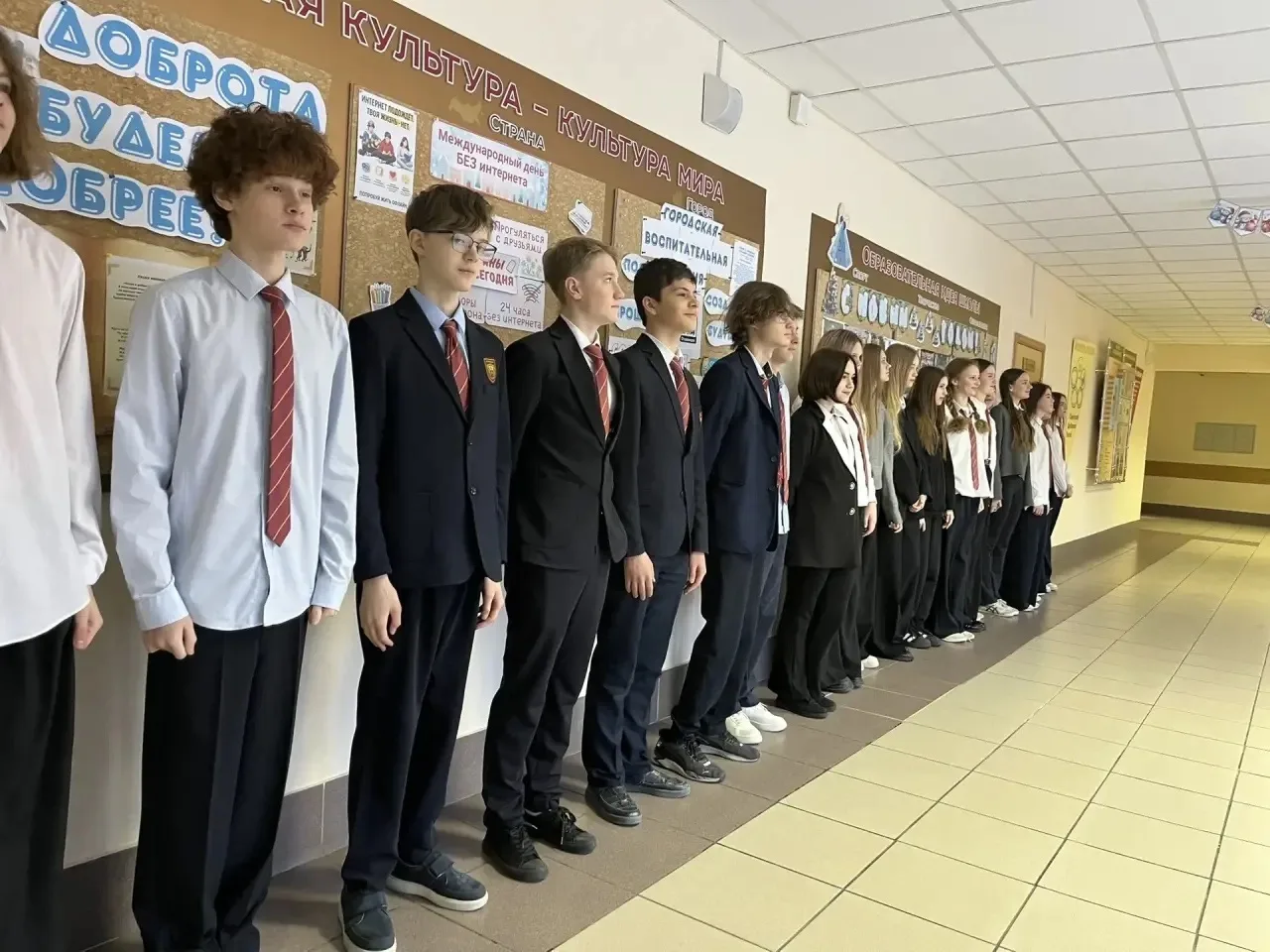 👩‍🏫 РАЗГОВОР О ВАЖНОМ 👩‍🏫    Новая учебная неделя в нашей школе стартовала с церемонии торжественног