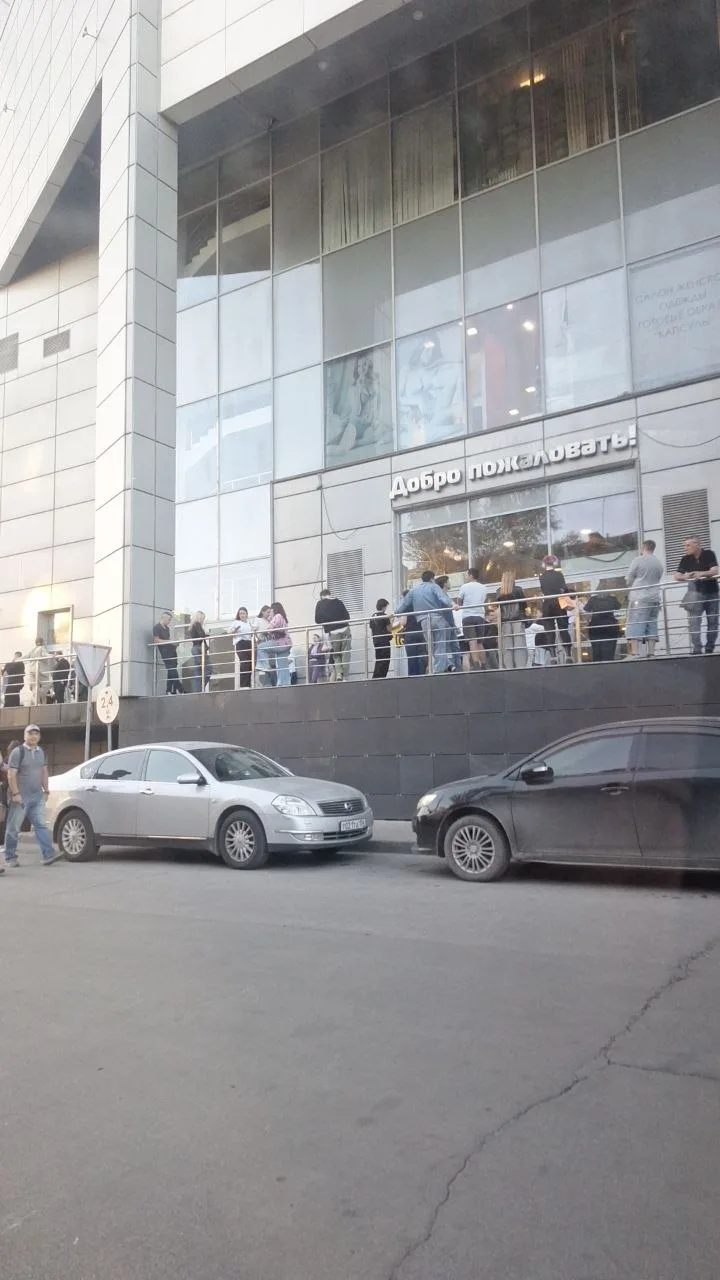 В "Сан Сити" на площади Маркса произошла эвакуация. Посетителей вывели на улицу. Обстоя...