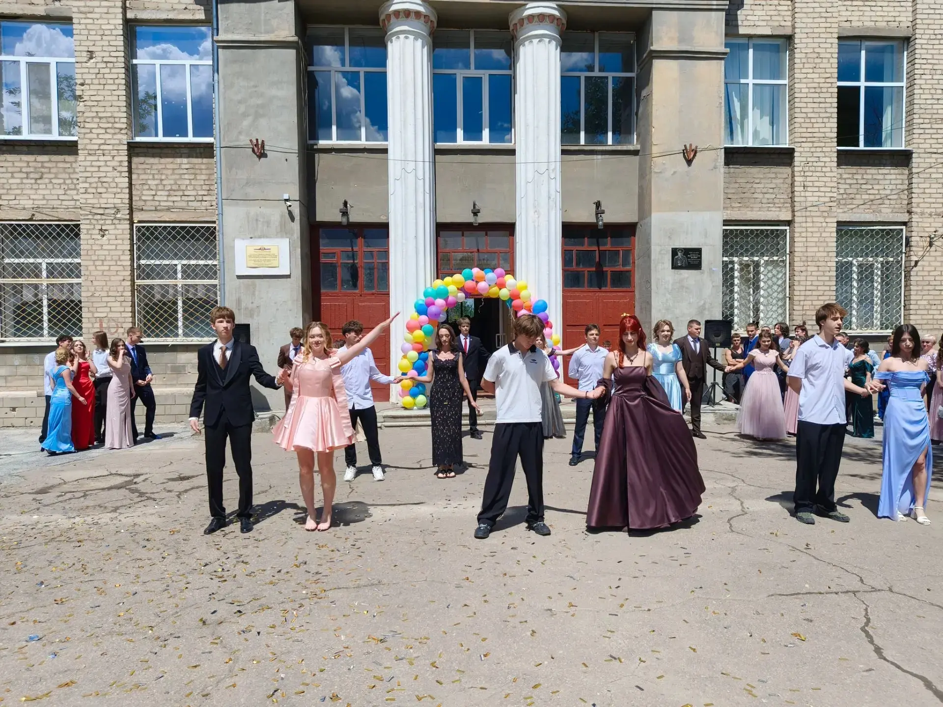 27 июня наш школьный двор наполнился особенной атмосферой — волнением, гордостью и лёгкой грустью! ✨