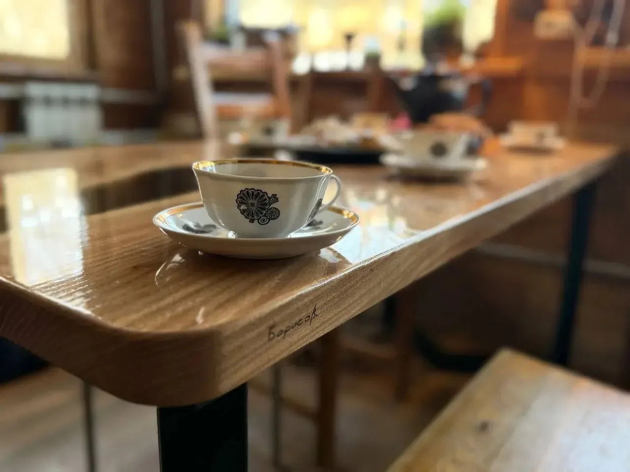 Завершили еще один замечательный проект! ❤️
Это стол из карагача и эпоксидной смолы.
Ребята, Анна и 