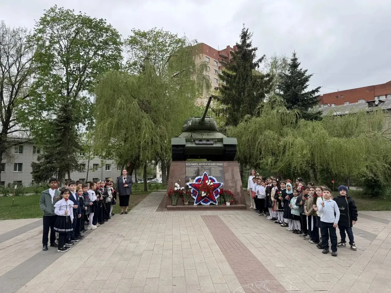Сегодня наши ученики 2 «Д» и 2 «Е» классов с гордостью и уважением возложили цветы к памятнику героя