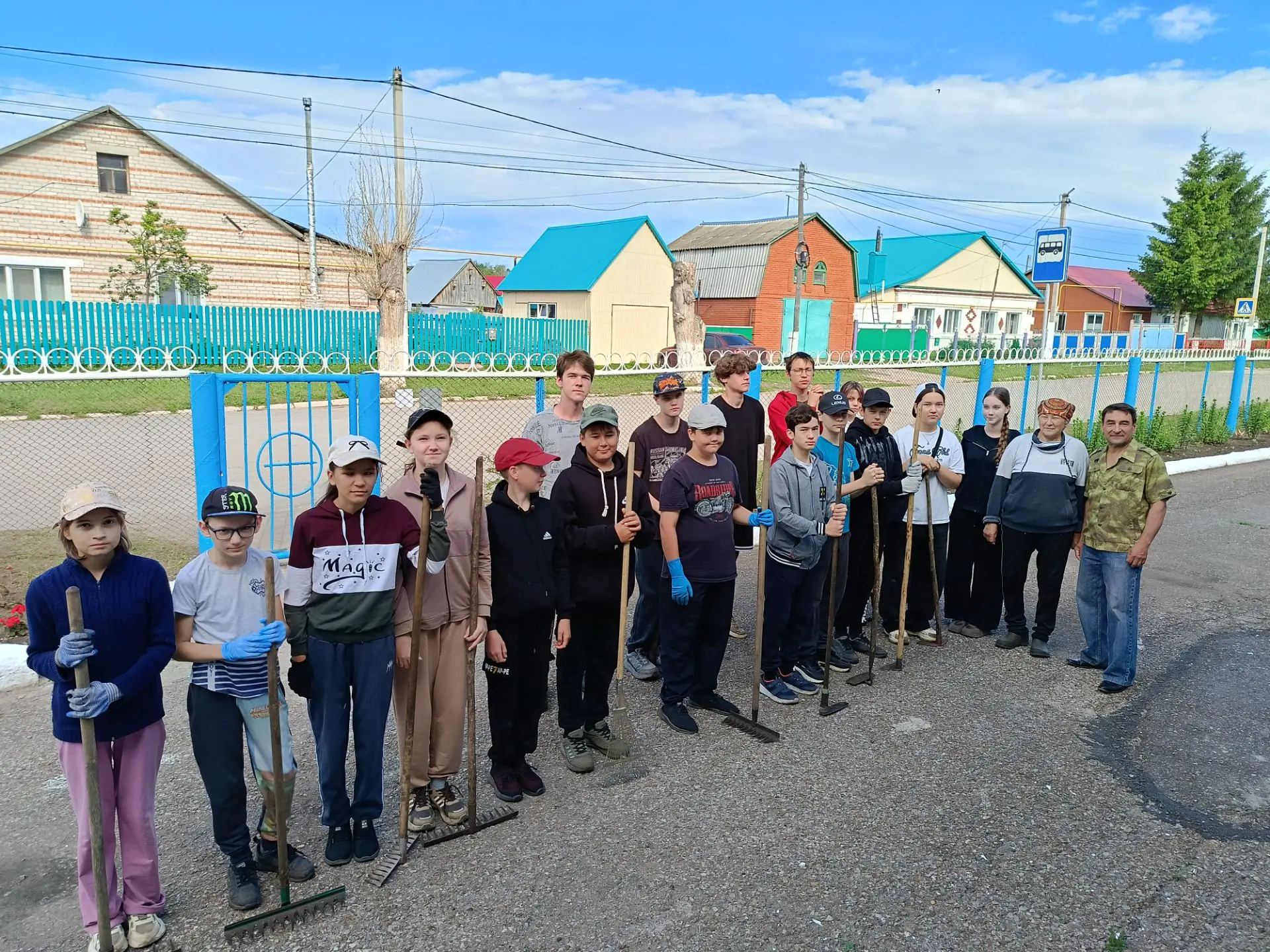 ☀️В МОБУ СОШ с. Михайловка, как и во многих школах, на летних каникулах организована трудовая практи