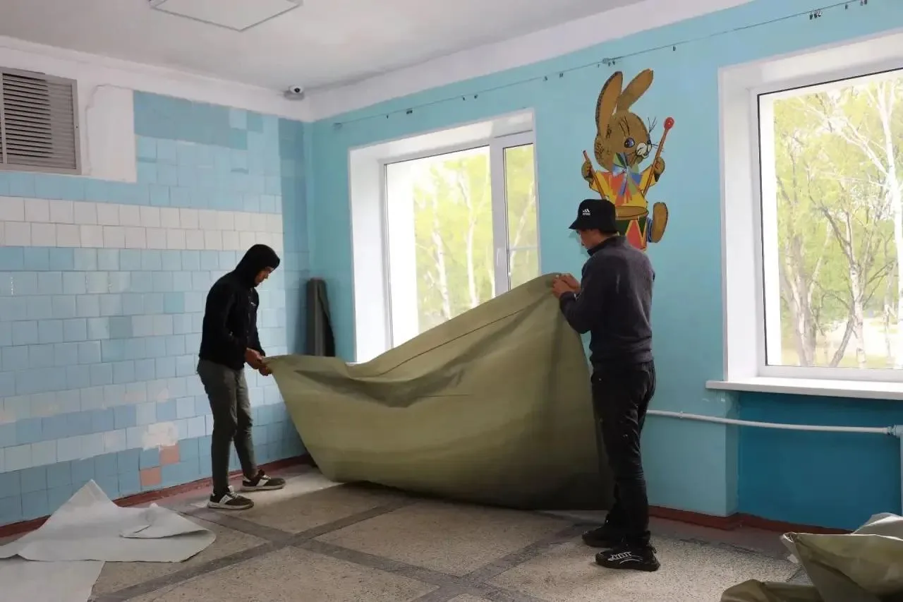 🚧 Пищеблок и учебные классы старого корпуса первой школы в Елизове ремонтируют по наци...