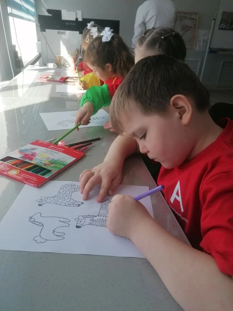 🎨 Юные художники покорили жюри : в Бугурусланском педколледже прошёл фестиваль знакомства с професси