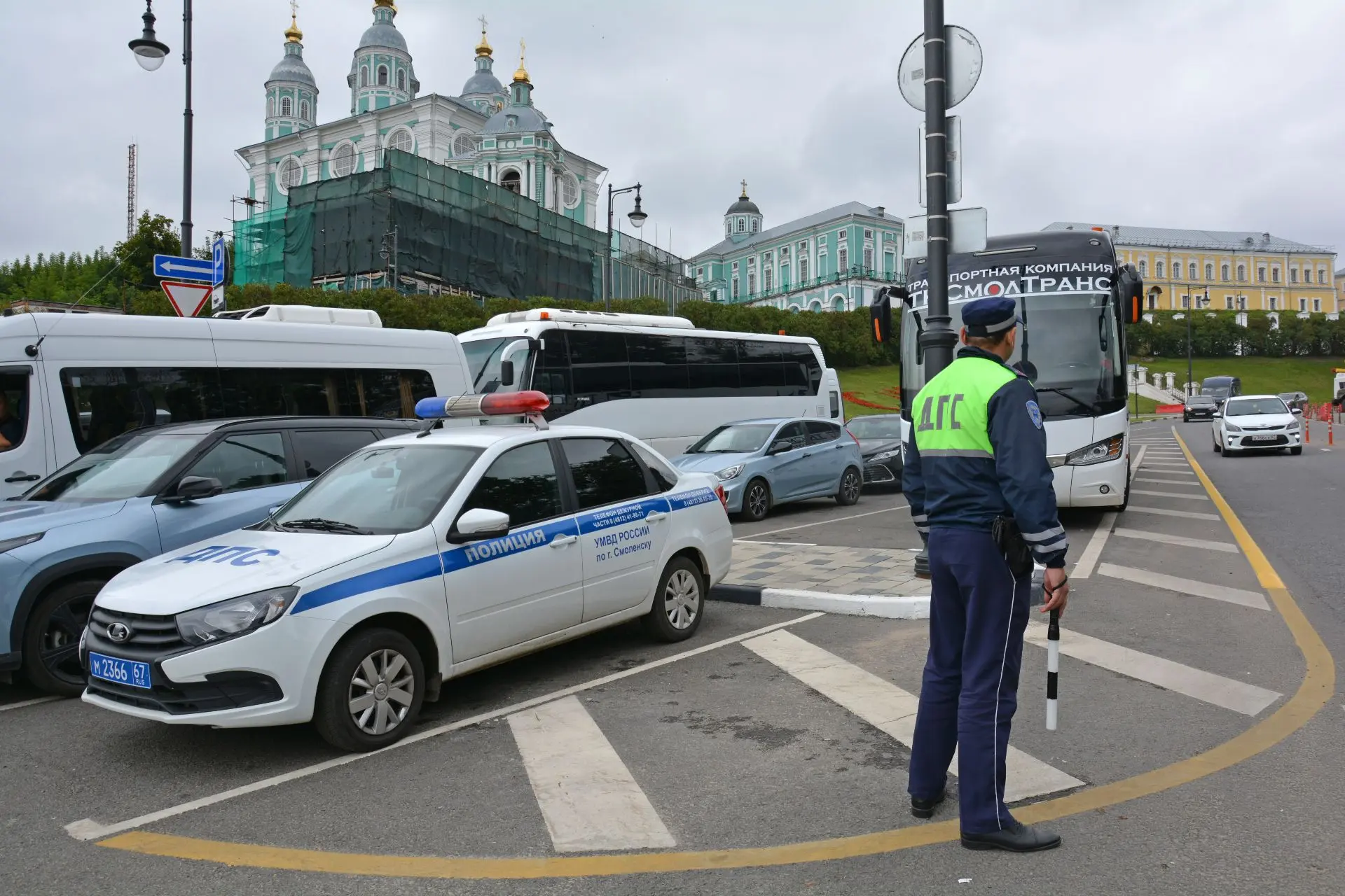 В Смоленске сотрудники полиции обеспечили общественный порядок в период принесения десн...