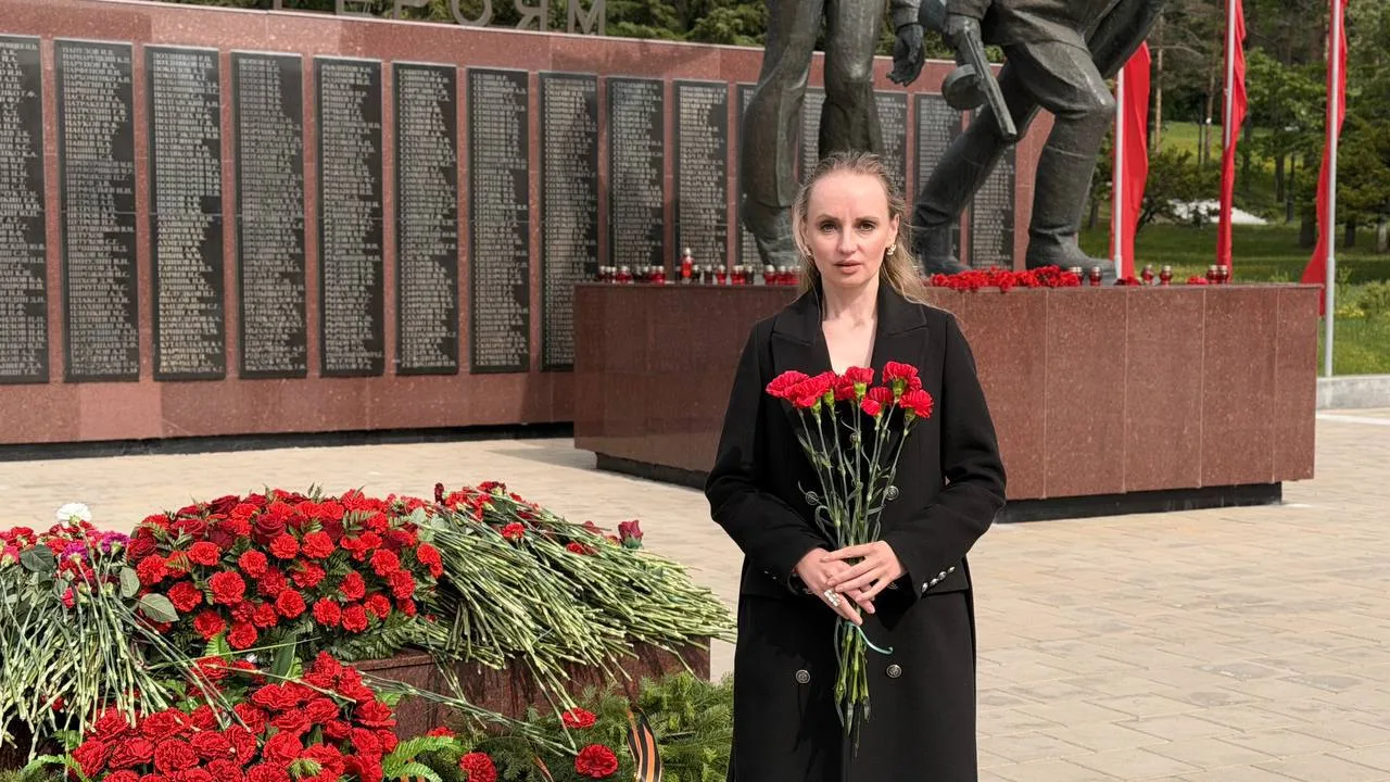 Руководитель комитета Сахалинского отделения Компартии Коммунисты России Ольга Рашитова возложила цв
