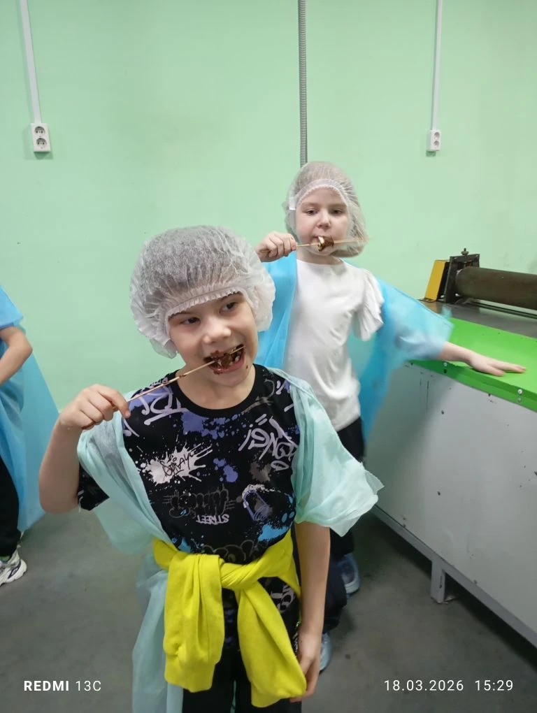 Орлята из 1 "А" класса побывали на шоколадной фабрике. 🍫🍫🍫🍫🍫🍫 Они увидели, как создаются сладкие кон