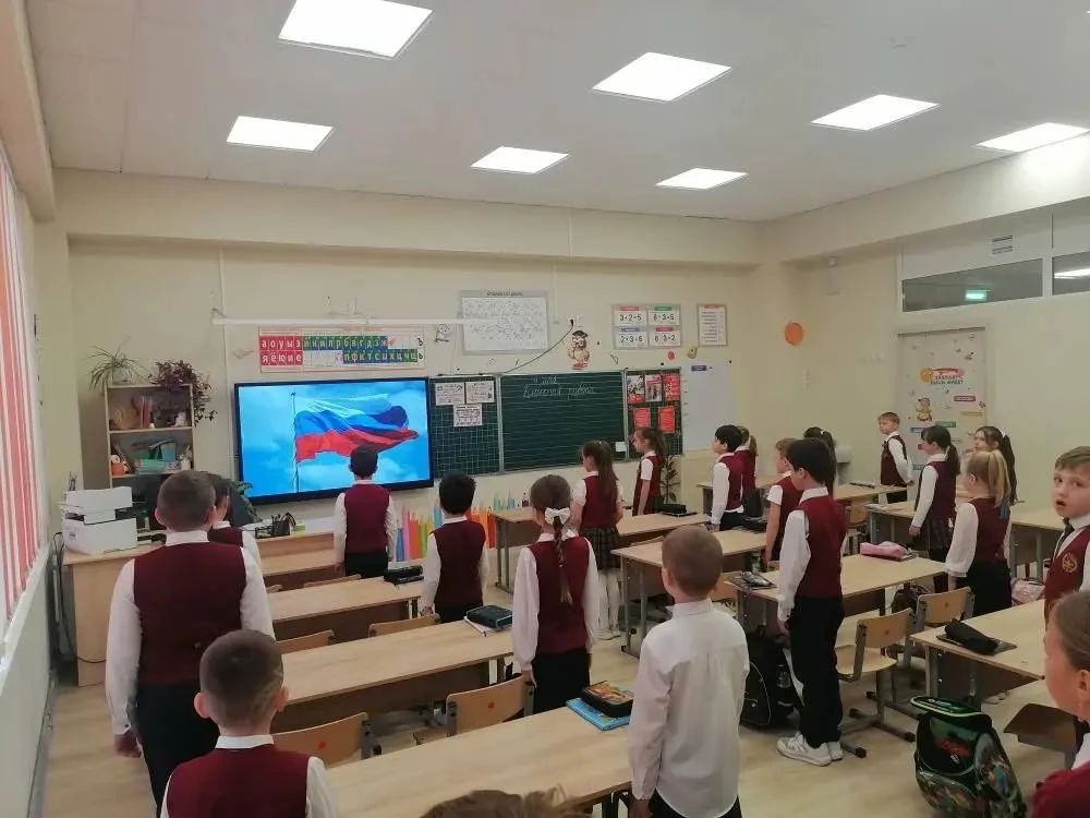 🇷🇺 ТРАДИЦИОННОЕ ПОДНЯТИЕ ФЛАГА И «РАЗГОВОРЫ О ВАЖНОМ»  Каждый понедельник в МБОУ СОШ №11 г. Ессентук
