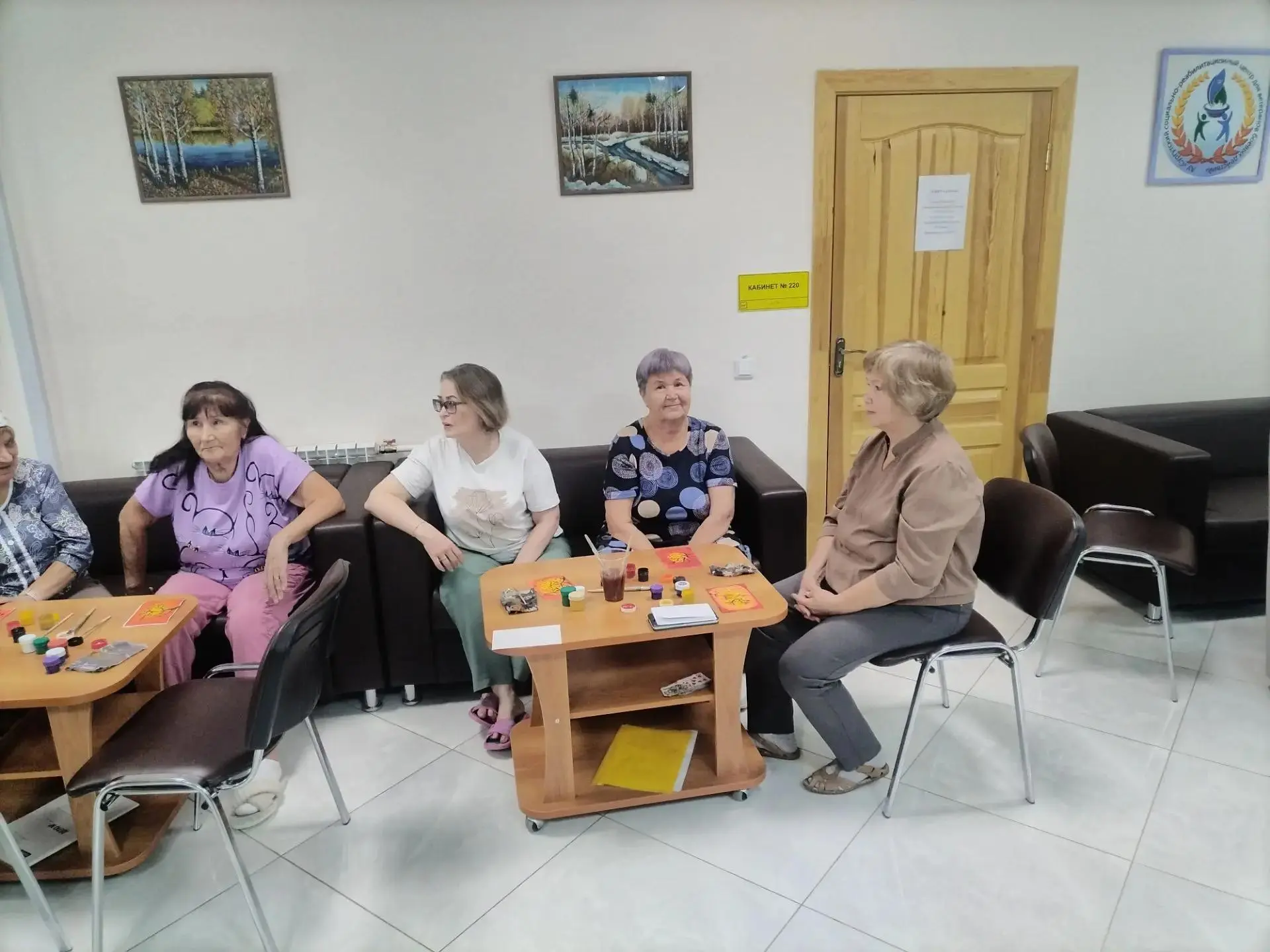 🍂 Осень на кончике кисти: занятие по интуитивному рисованию в нашем центре 🍂