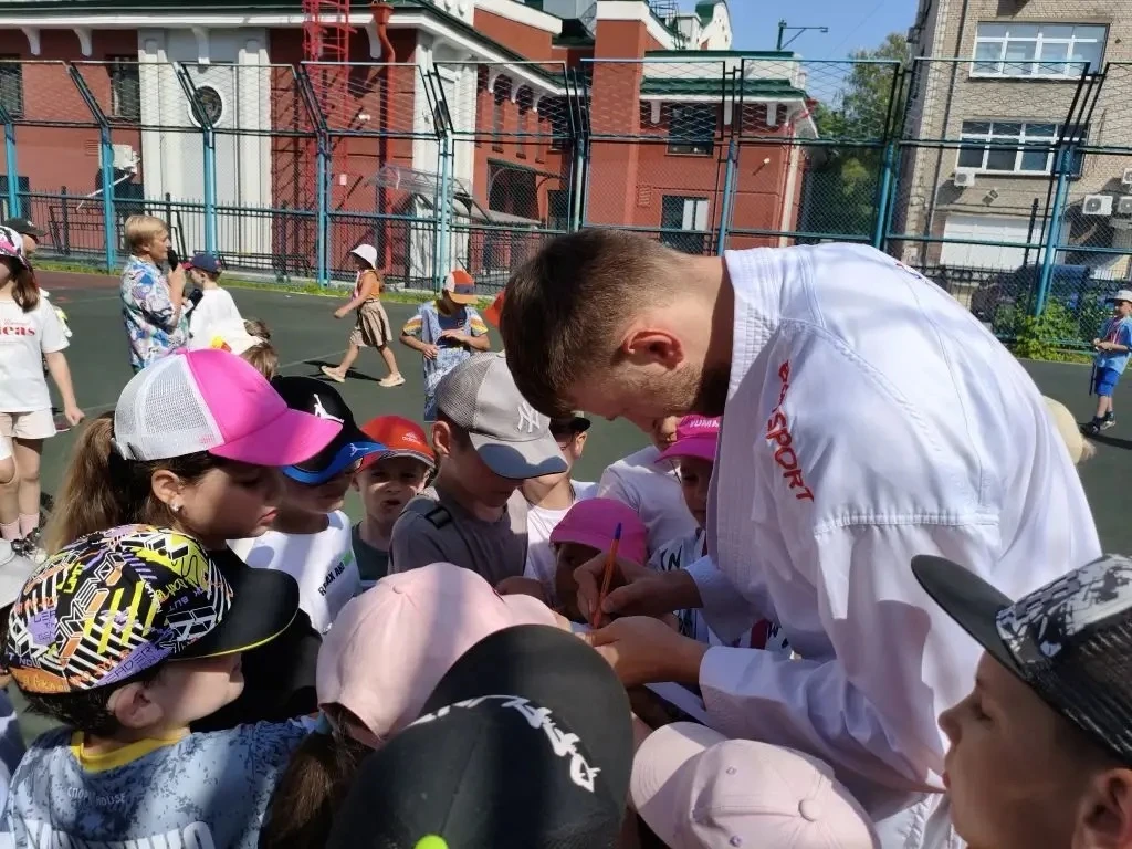Зарядка с чемпионами: сила духа и патриотизма в лицее №22 "Надежда Сибири"!

Сегодня в лицее №22 "На
