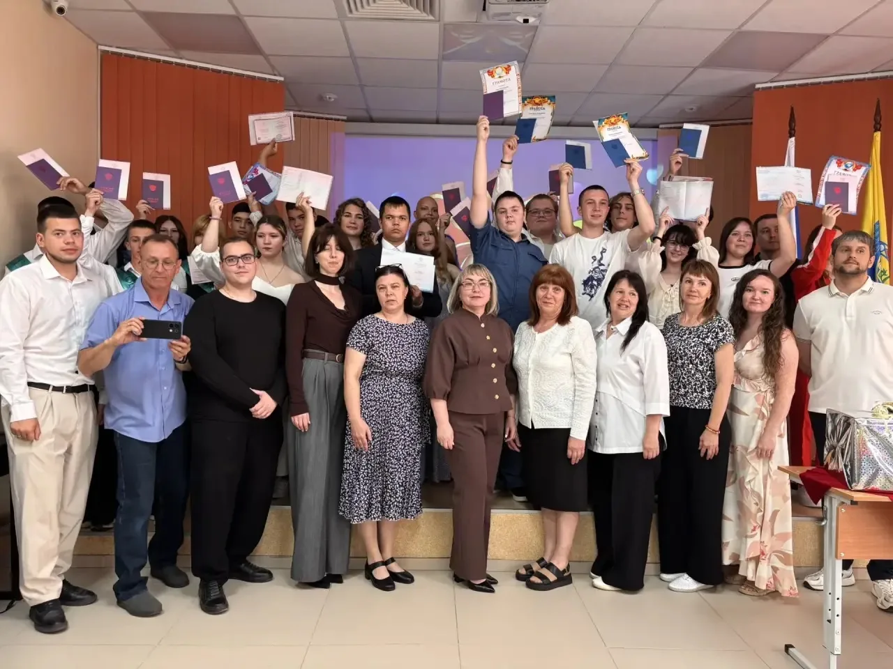 Дорогие ребята, уважаемые взрослые!
Когда думаешь, что сказать в такой день, хочется одновременно ум