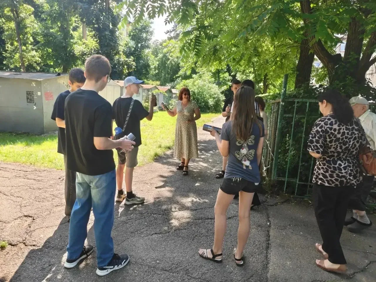 Учащиеся школы №16 закрасили нарконадписи вокруг учебного заведения