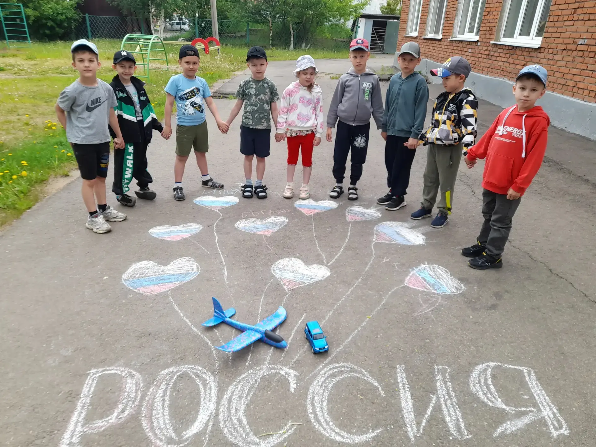 Наша Родина – Россия!
Здесь родились мы на свет,
Нет земли для нас красивей
И любимей в мире нет!