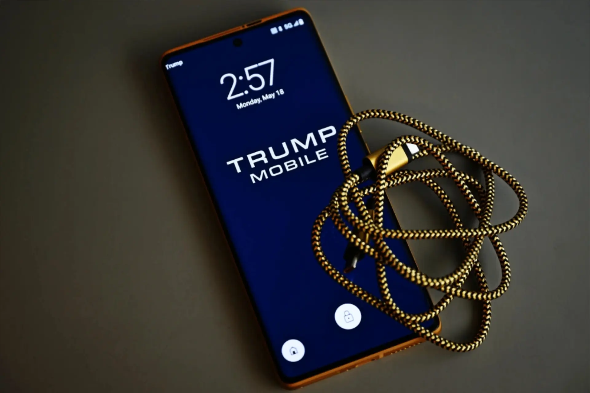 Патриотичный «Трампофон» попал в руки журналистов  Телеканал NBC News распаковал смартфон величайшег