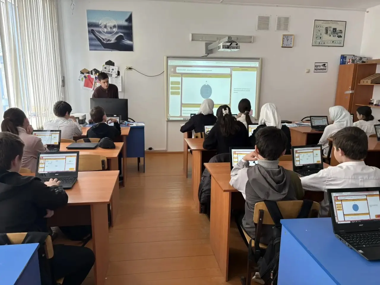 Учащиеся 6-10 классов поучаствовали в проекте «Урок цифры»
Тема урока: «Как кодить на квантах».
Учащ