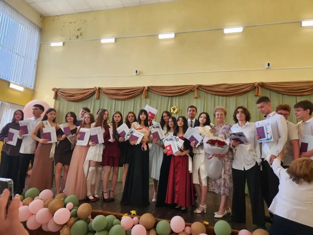 Сегодня в Башкирском лицее №2 состоялось торжественное вручение аттестатов для девятых классов. Роди