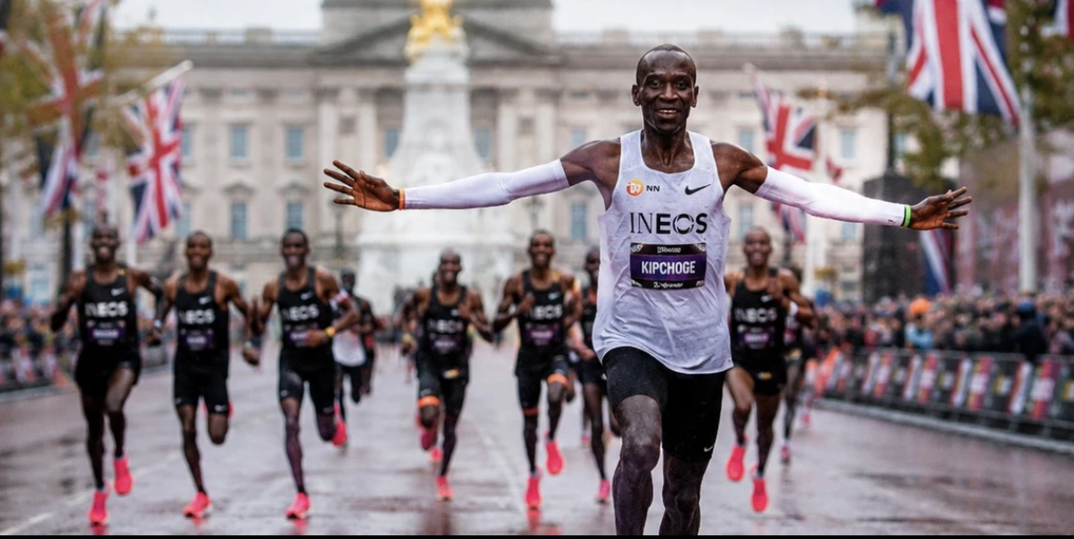 Кипчоге вернулся и победил!

Элиуд Кипчоге одержал уверенную победу на London Marathon, установив вр