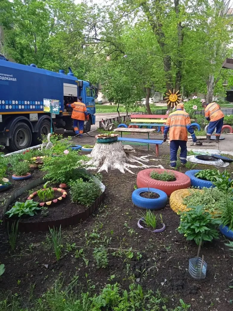 Слаженная работа: специалисты "Вода Донбасса" и Нижнего Новгорода ремонтируют объекты в Харцызске  ✅