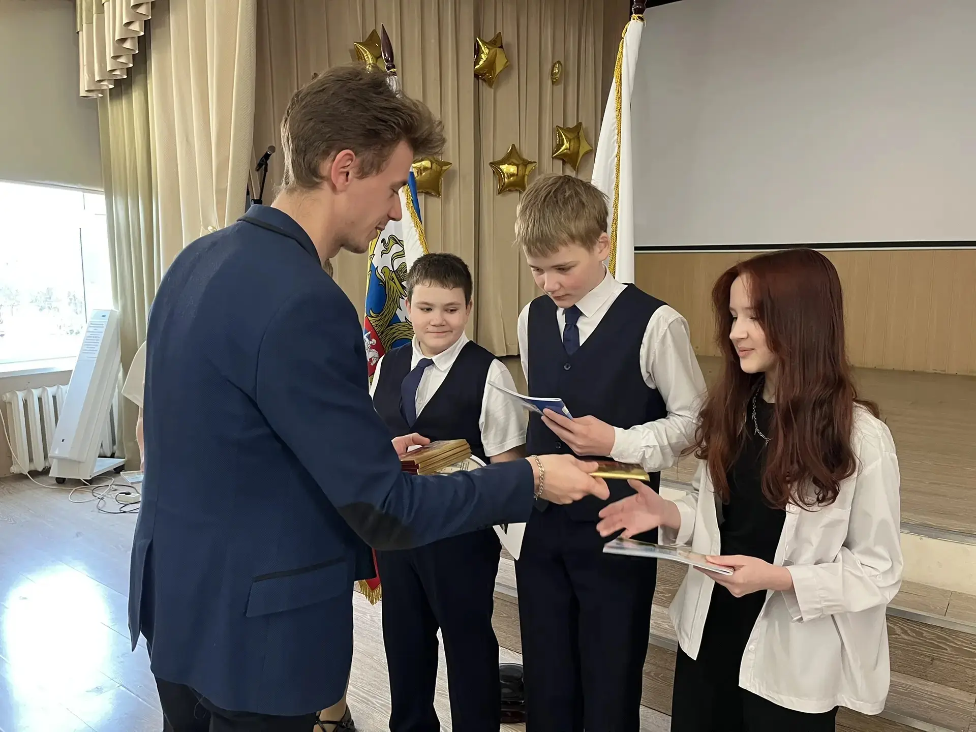 🏅 Сегодня в нашей школе прошла торжественная линейка!  Мы с гордостью чествовали участников и победи