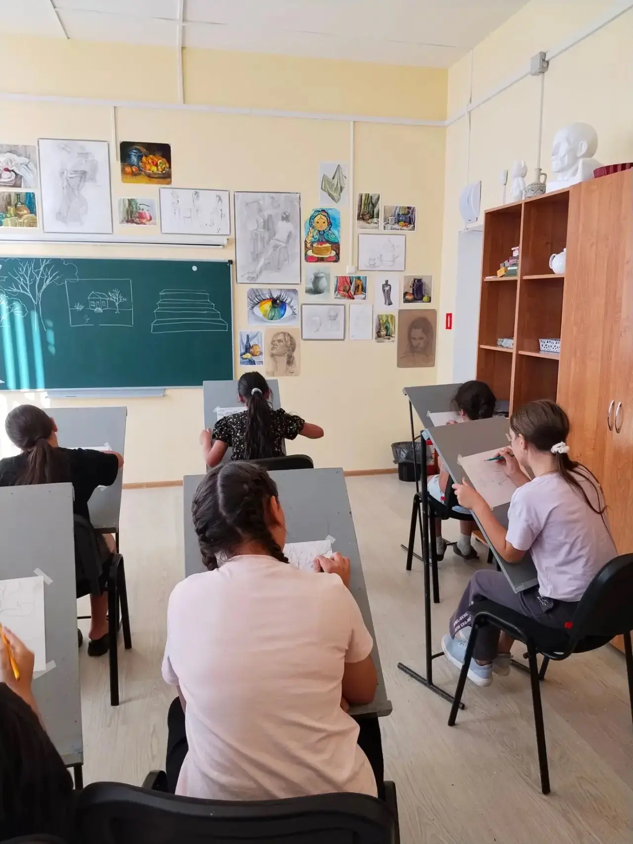 🎨 Студия ИЗО «Мир в ярких красках»: раскрасим будни в любимые цвета! 🎨