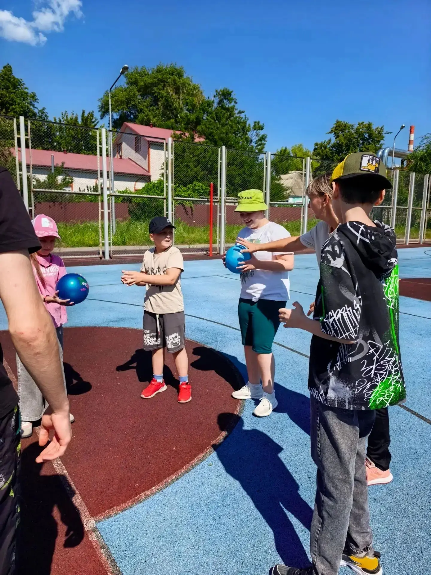 День в школьном лагере прошел ярко и насыщенно! 🎉

🧩Сначала ребята приняли участие в викторине "Зе