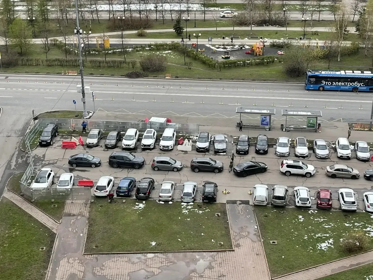 ❗️На Митинской отменили парковку , машины 🚗 разъехались по дворам, так 30 апреля решили ещё парковку