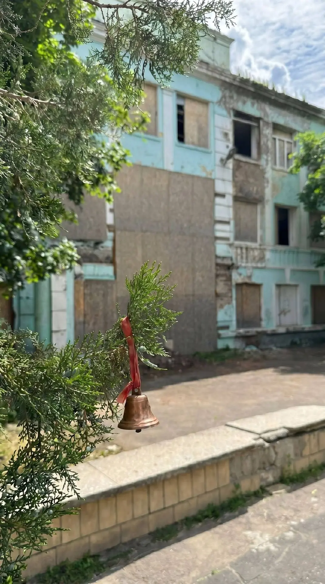 🕯 Подписчики поделились кадрами с разрушенной ВСУ школы №22, где повесили колокольчик

Колокольчик,