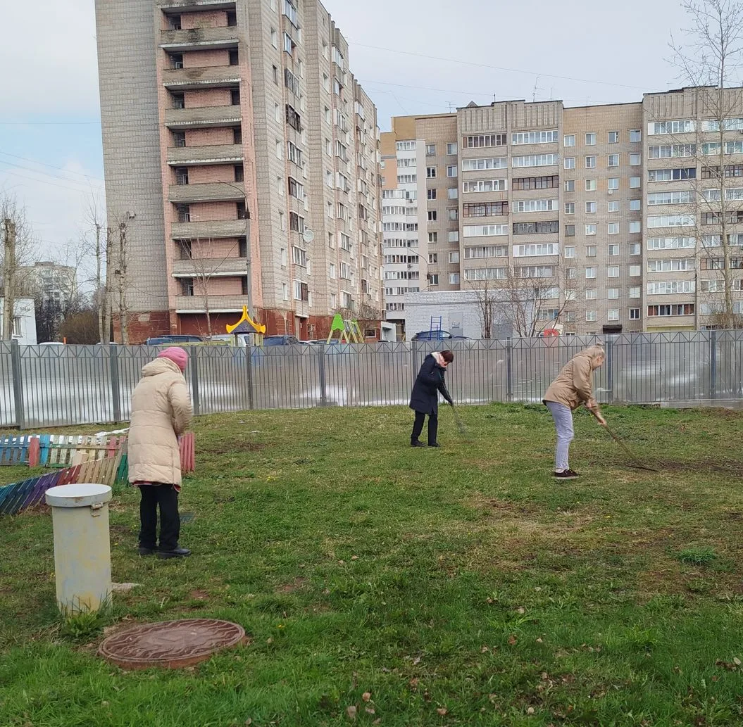 К общегородским субботника присоединились и работники нашего детского сада. Грабли, мёт...