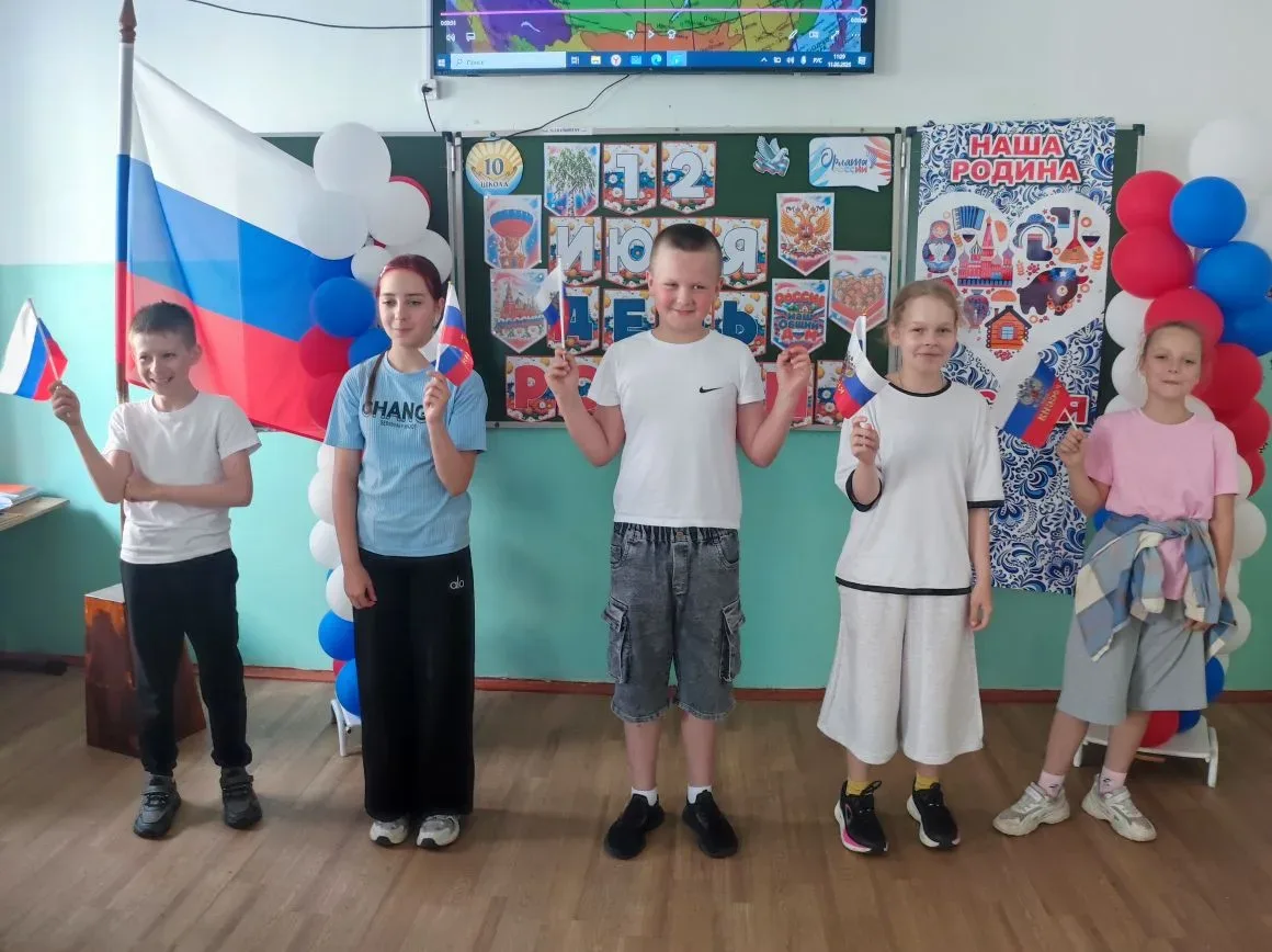 ✨ «Душа России в песнях и танцах»: яркий концерт ко Дню России в лагере «Орлята России» ✨

«С Днём Р