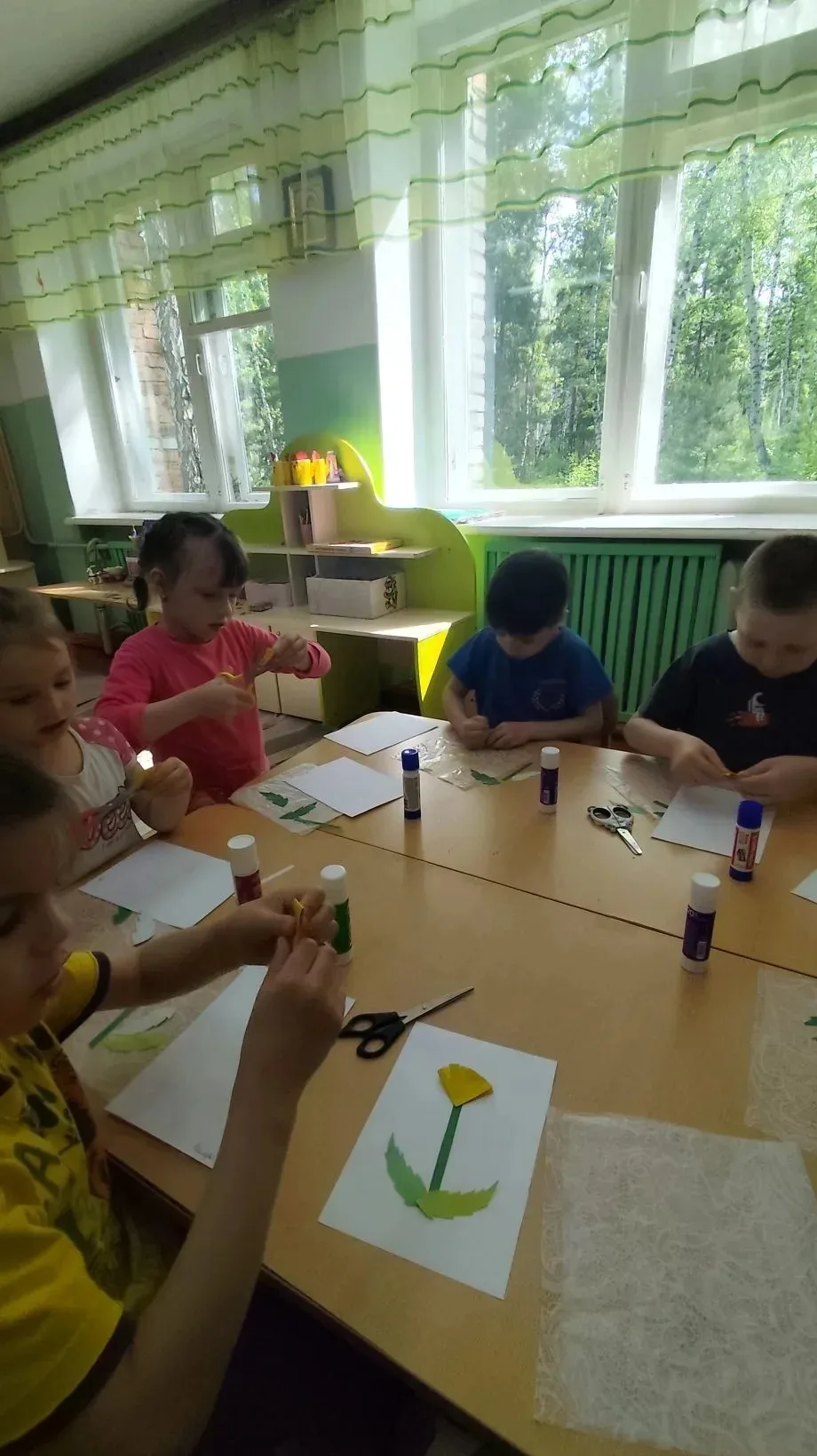 Теперь цветы весны оживают в наших поделках и рисунках.