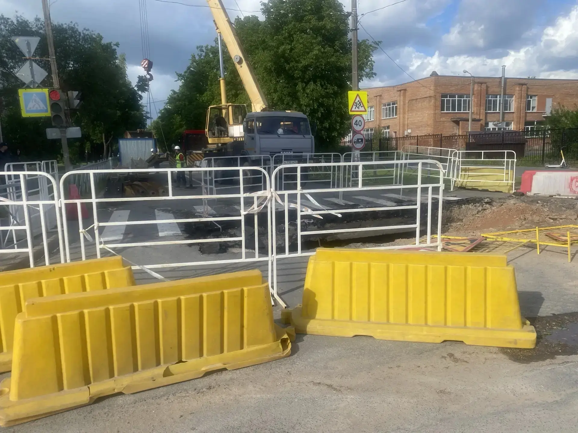 "С сегодняшнего дня началась активная работа по восстановлению провала на перекресте ул. Нефтехимико