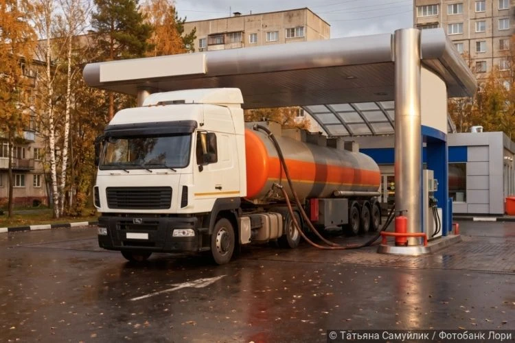 Нефтяникам намекают: сидите на баках ровно