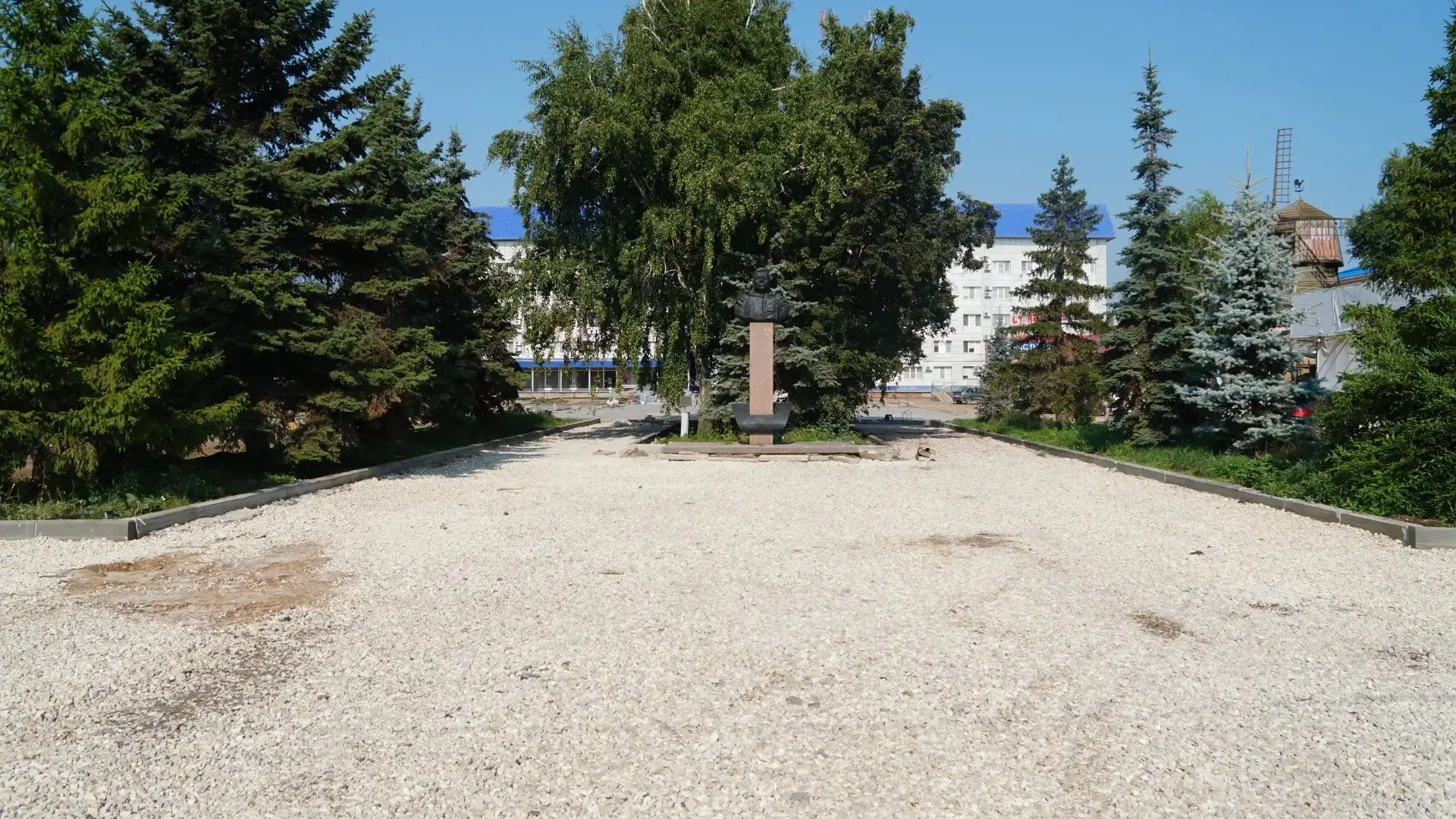 В Бузулуке продолжается благоустройство сквера имени Юрия Романенко. Ход работ проверил...