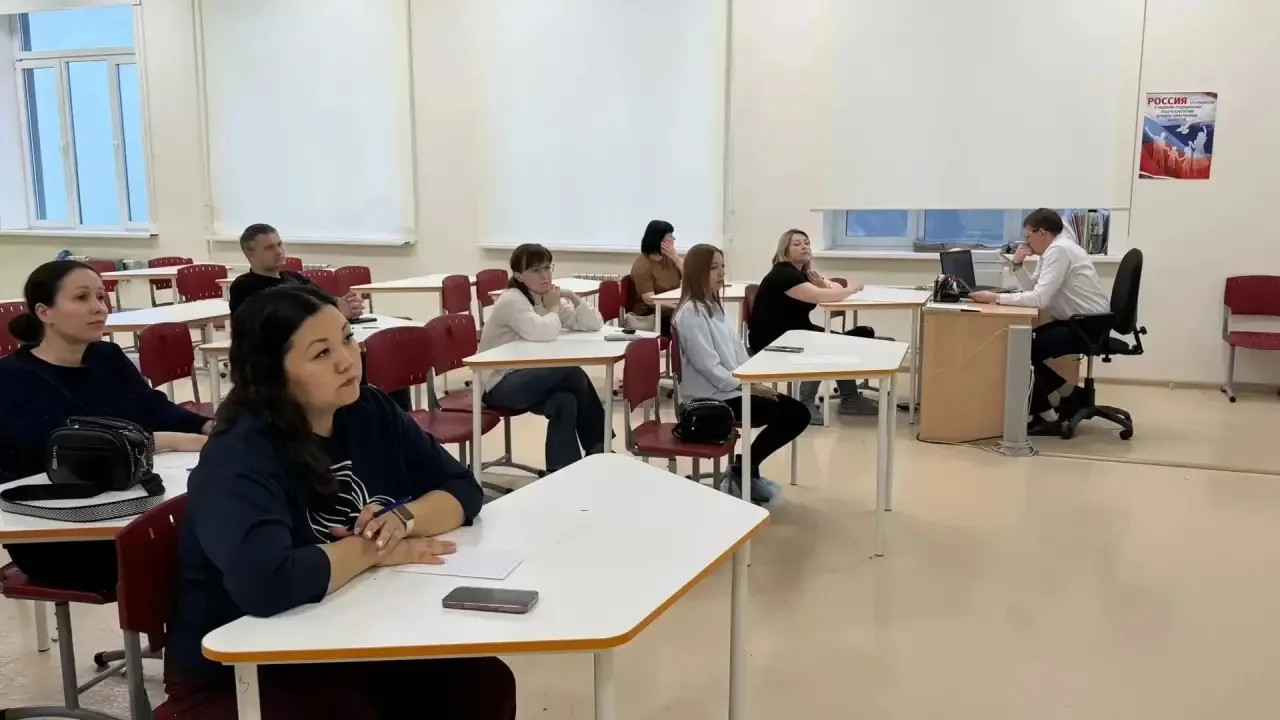 Сегодня в нашей школе родители поменялись с детьми местами. Да-да, они прошли через всё: контроль, м
