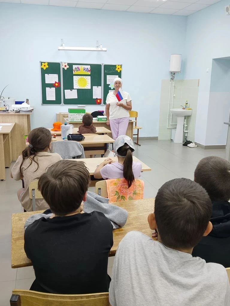 В нашем пришкольном лагере прошёл 13-й, насыщенный и праздничный день, посвящённый Дню России!
День 