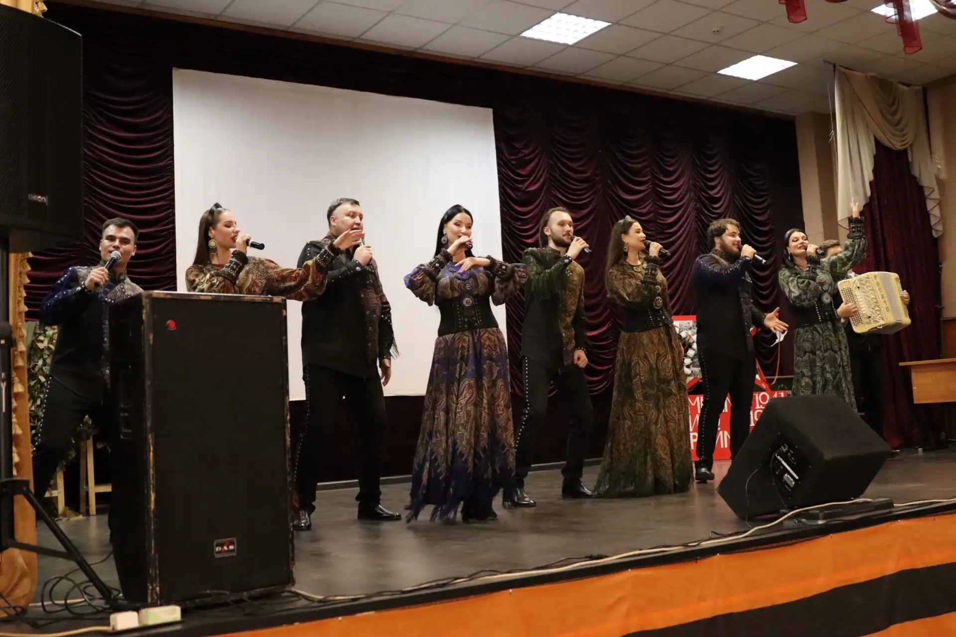 Добрый день, дорогие друзья! Поздравляем вас с Днём Святого Николая! Всем мира и доброго здравия!!! 