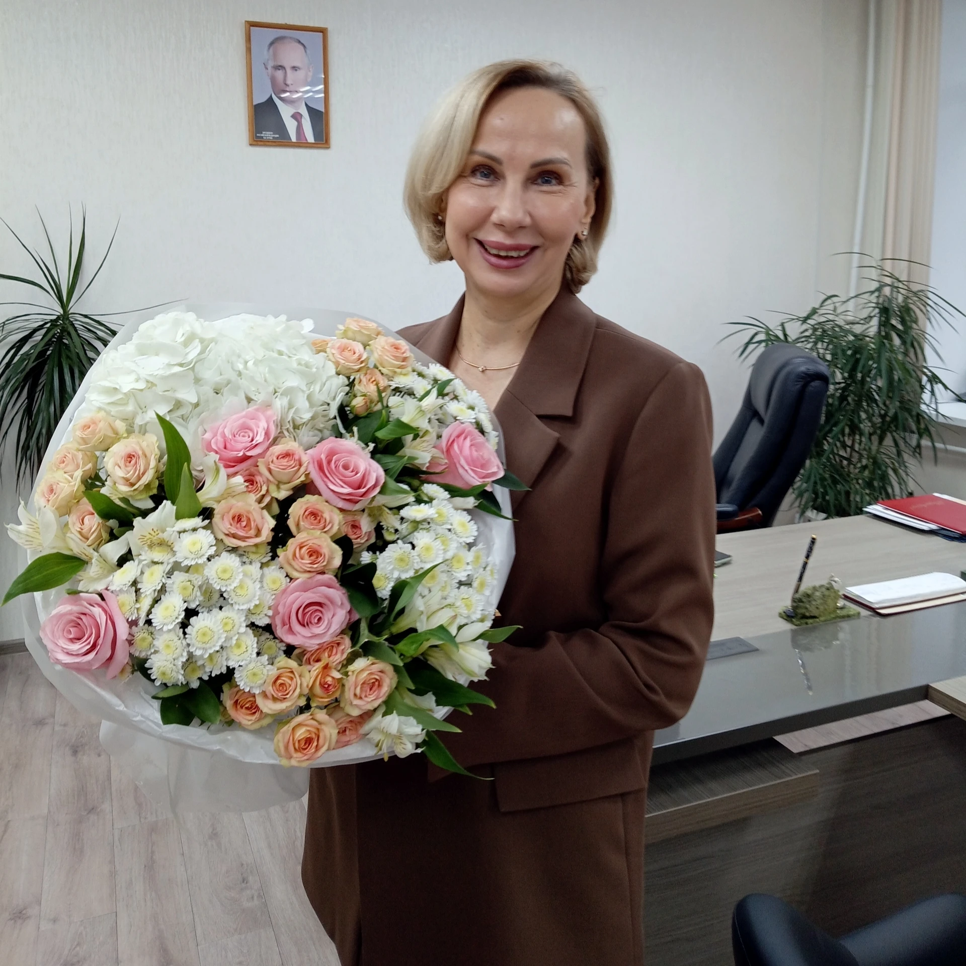 А СУМЗ в День учителя по традиции поздравил директоров трех подшефных школ