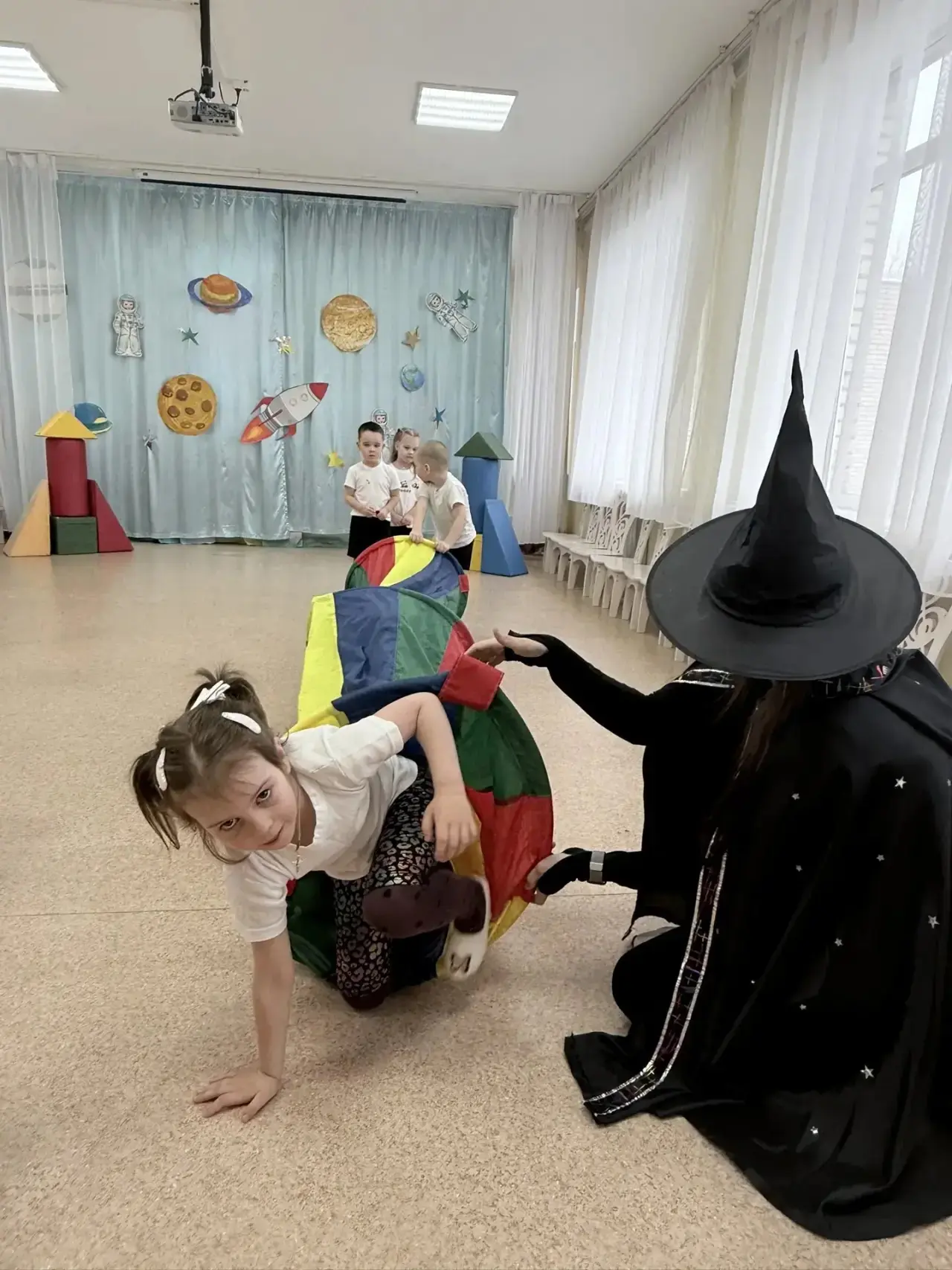 🚀 Двигательный досуг «Путешествие в космос» в средней группе дошкольного отделения 26 🌕🪐🌎  Наши мале