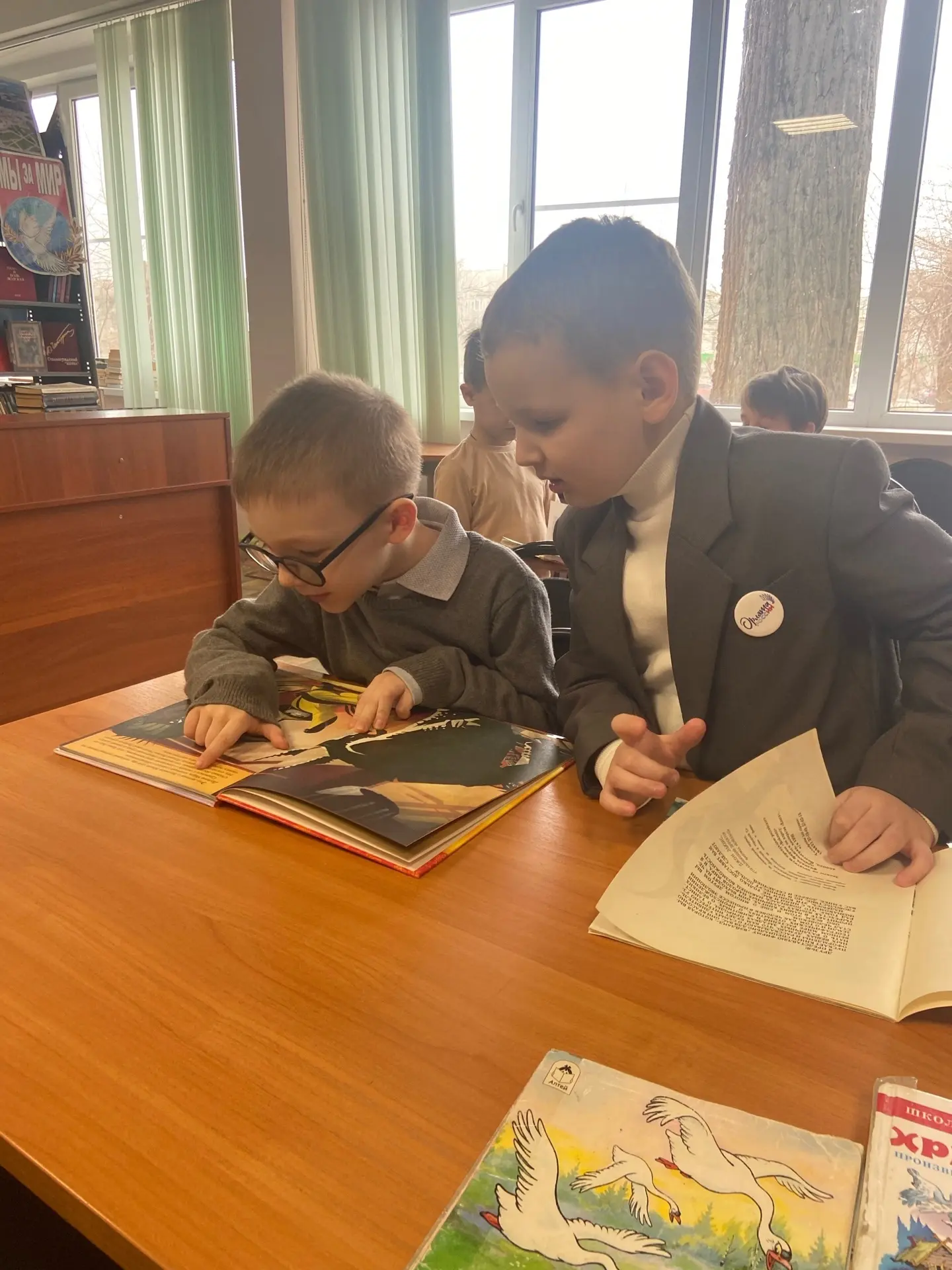 📚 Ученики 1 «А» класса посетили библиотеку! 📚  Сегодня ребята познакомились с миром книг: заведующий