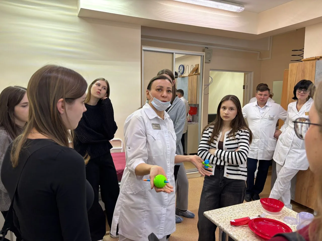 🔬 Заглянули в мир восстановления: 11-й класс в Урайской окружной больнице медицинской реабилитации  