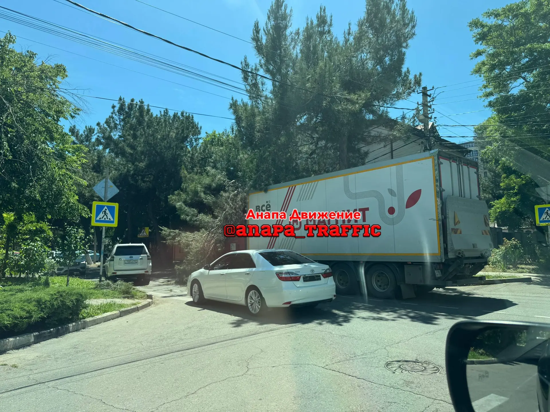 Вот так прямо сейчас выглядит обстановка на перекрестке Ивана Голубца-Новороссийская. 

Напоминаем: 